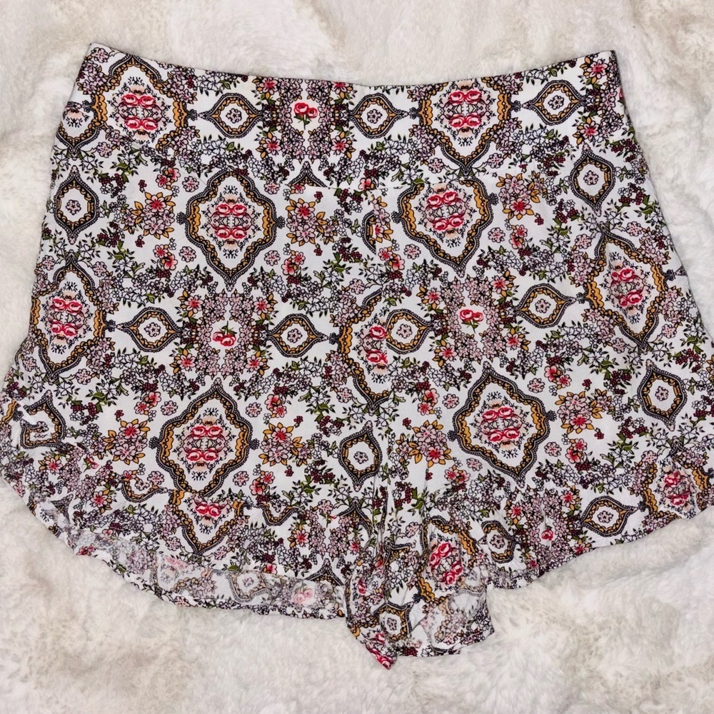 Sadie & Sage Floral Flared Ruffle Shorts Size Medium